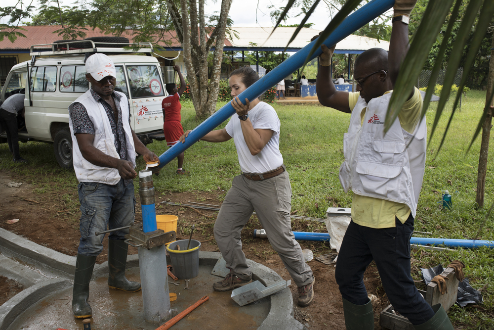 Onze water- en sanitatiespecialisten installeren een waterpomp. Veilig en drinkbaar water is essentieel voor de bevolking en voor het vermijden van uitbraken van wateroverdraagbare ziektes. De teams installeren oa. ook boorgaten, reinigen waterbronnen en installeren latrines. © lbert Masias, november 2018.
