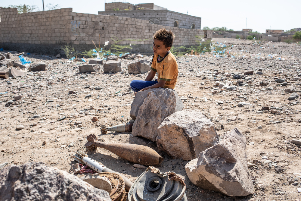 Un enfant assis près de roquettes désamorcées à Mawza, à 45 minutes de voiture de la ville de Mocha.