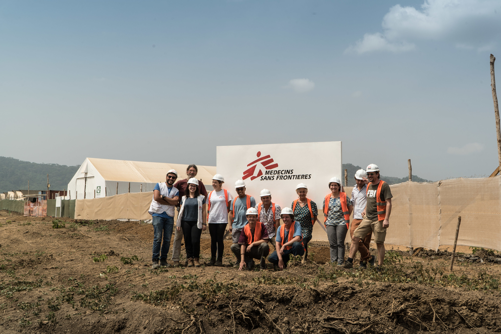 Equipe MSF devant l'hôpital en construction