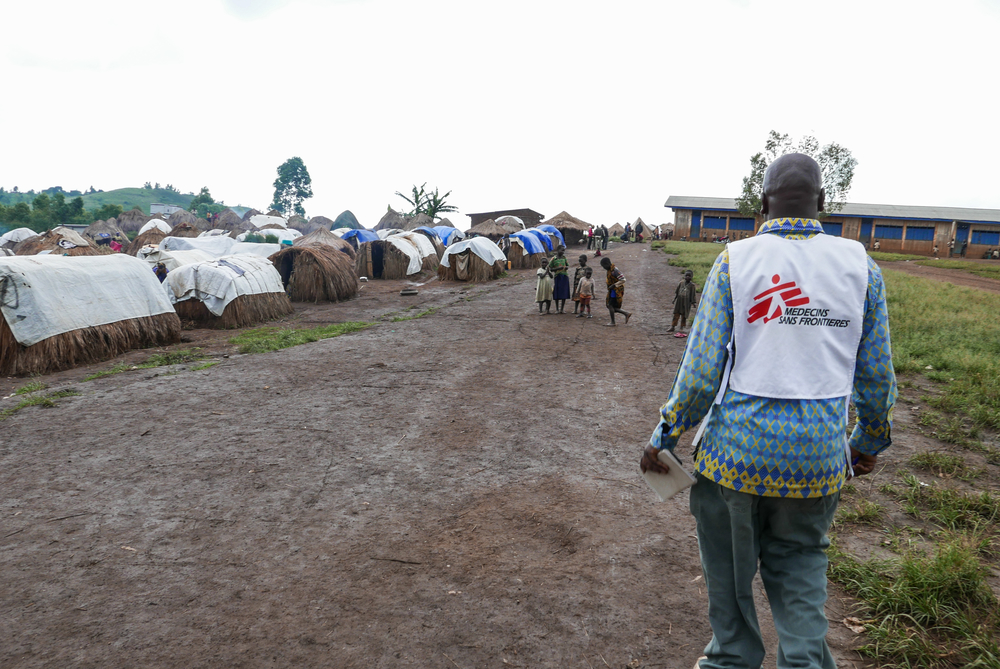 Een gezondheidspromotor in het kamp voor intern ontheemden in Lingi, in het gebied Djugu, in de de provincie Ituri. Hij licht er de mensen in over goede hygiënische praktijken en de zorg die we aanbieden in de regio. © Juliette Muller, november 2018.