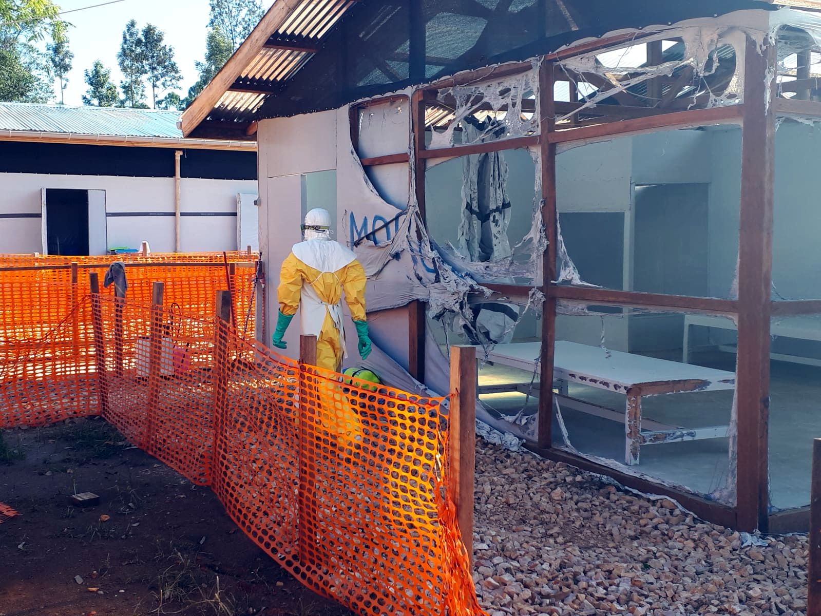 Het ebolacentrum in Katwa, de dag na de aanval. © AZG
