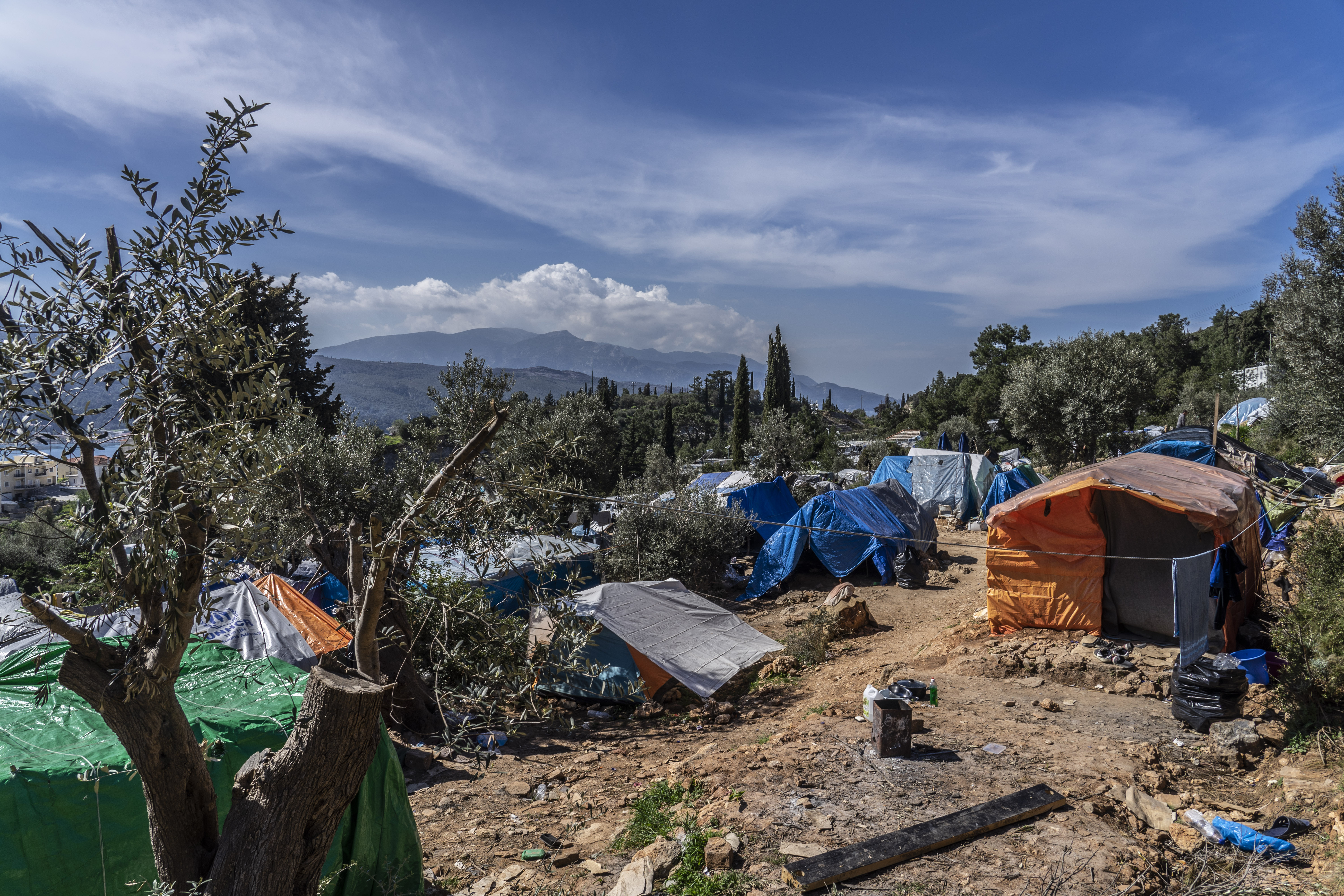 Op slechts een paar maanden tijd is de bevolking in het kamp van Vathy, op het eiland Samos, verzesvoudigd. Als gevolg leven duizenden vluchtelingen in de 'jungle', een geïmproviseerde extensie van het kamp, in tenten of onder zeilen, en in hun eigen vuilnis. © Anna Pantelia, maart 2019. 