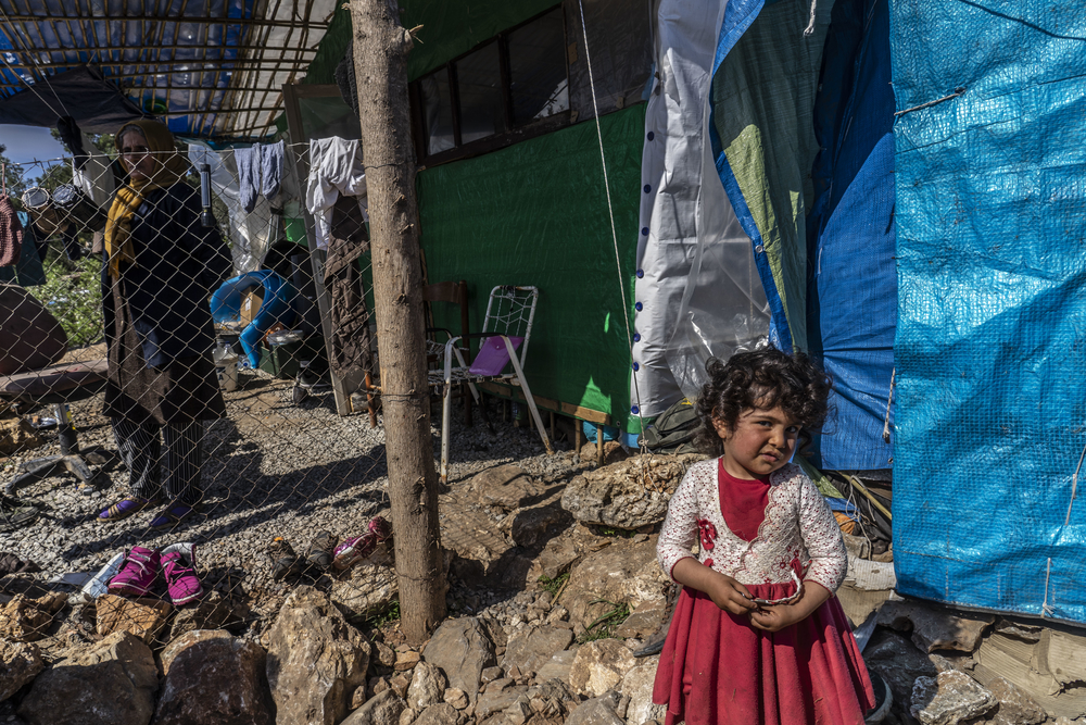 Dit kind komt uit Afghanistan en leeft al een half jaar in het kamp van Vathy. Haar mama Farida vreest over de veiligheid van haar dochter. Hier kan ze geen kind zijn. ©Anna Pantelia, AZG. Maart 2019.