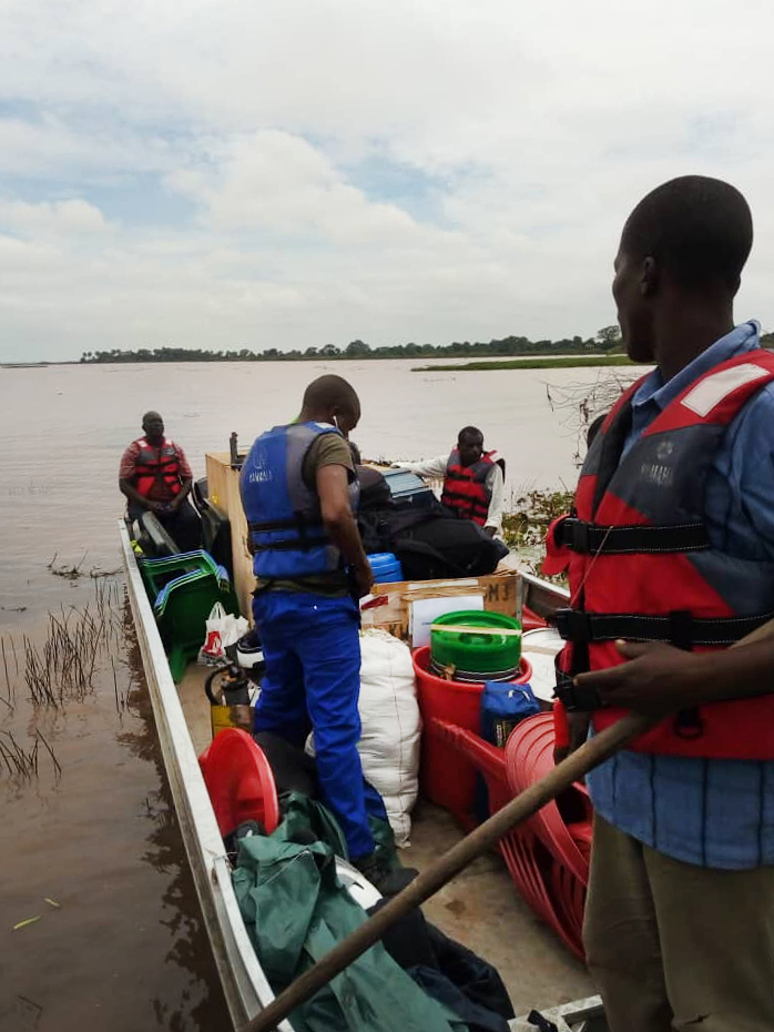 Via boten verdelen onze teams in Malawi de eerste noodhulppakketten aan de getroffen bevolking.