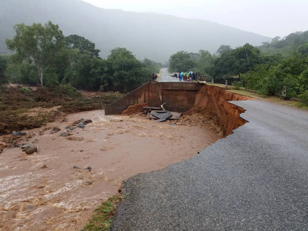 Chimanimani kan enkel worden bereikt per helikopter. De invalswegen naar het district zijn allemaal onderbroken of ondergelopen. © AZG, maart 2019.
