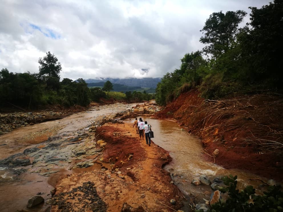  Une équipe de MSF se rend à pied dans un village isolé des dégâts causés par Cylone idai à Chimanimani.