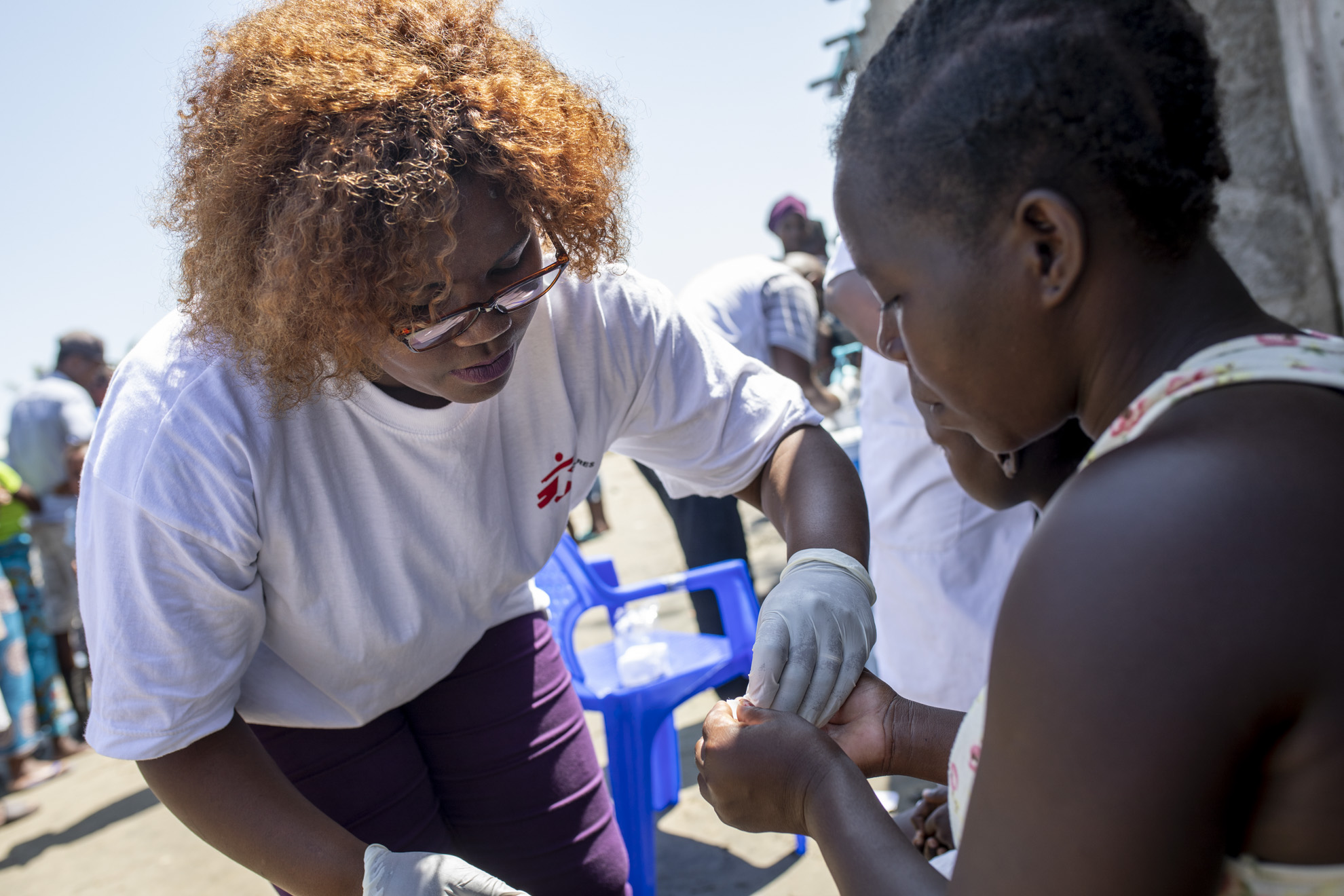 Via mobiele klinieken verdelen onze teams orale rehydratiezouten aan patiënten met cholera