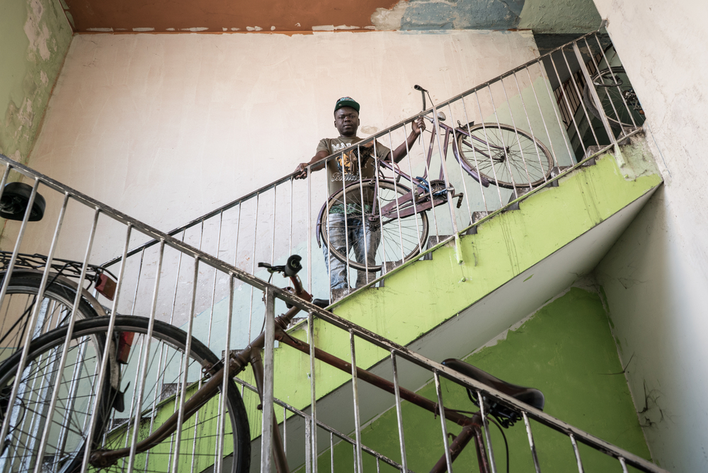 Des centaines de migrants et de réfugiés vivent dans des conditions difficiles dans les quatre bâtiments de l’ancien Village Olympique de Turin. Ils viennent dans leur majorité du Mali, Nigéria, Ghana et Somalie. 