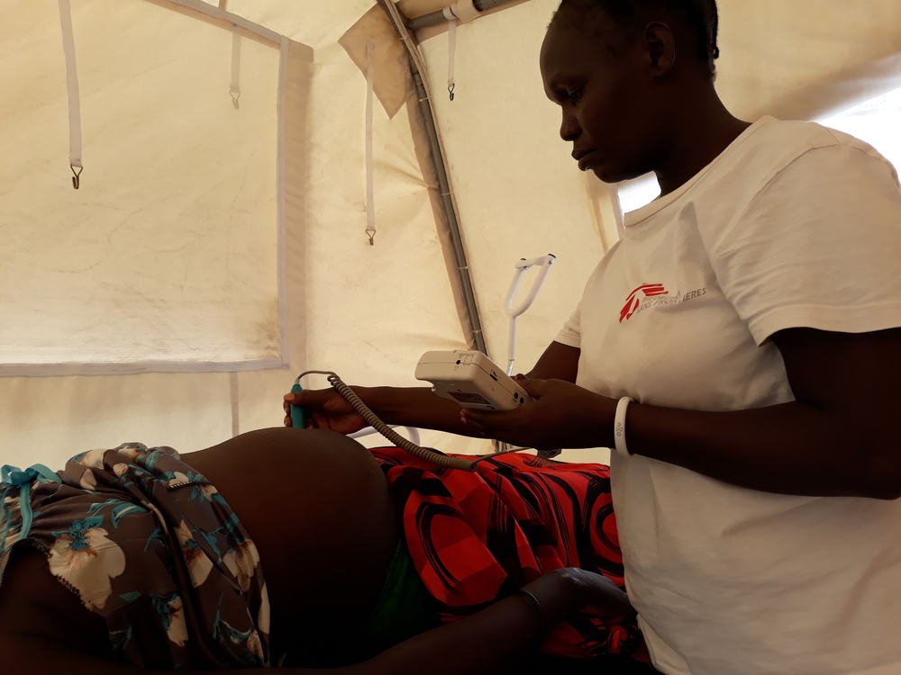 Beatrice Akongo ausculte une femme enceinte à Leer