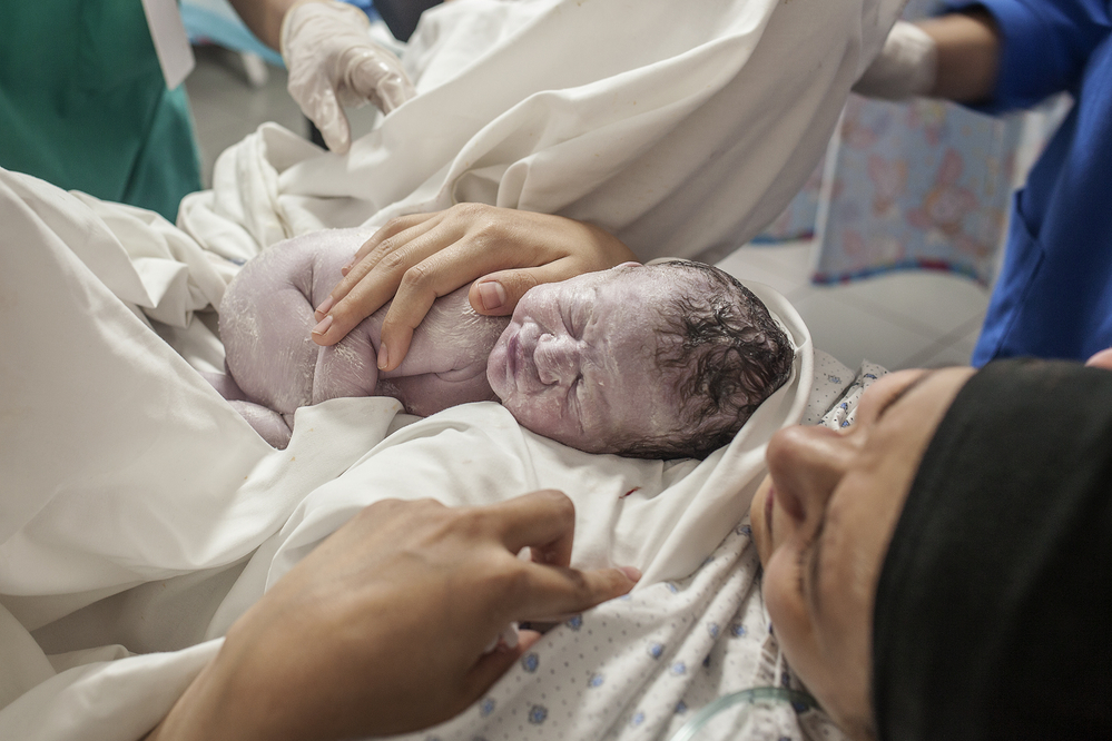 Alaa vient de naître dans la maternité MSF de l’hôpital MSF de Rafik Hariri. Elle pèse 3kg et mesure 51 centimètres. La naissance, sous la supervision de la sage-femme Josianne et de l’infirmière Nagham, s’est bien passée, sans complication. Mère et enfant sont en bonne santé. 