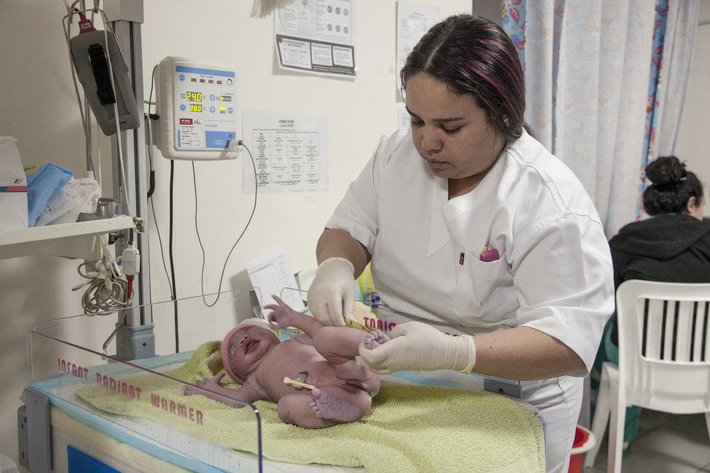 Roaa, infirmière MSF, prend en charge une fille nouvellement née.