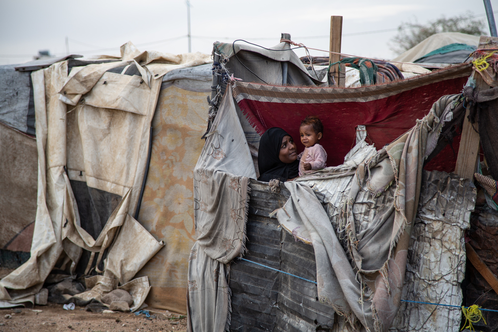Mère et enfant dans leur abri du camp de déplacés de Saada, au Yémen. Le gouvernorat est celui qui subit le plus d’attaques de la part de la coalition saoudienne-UAE.