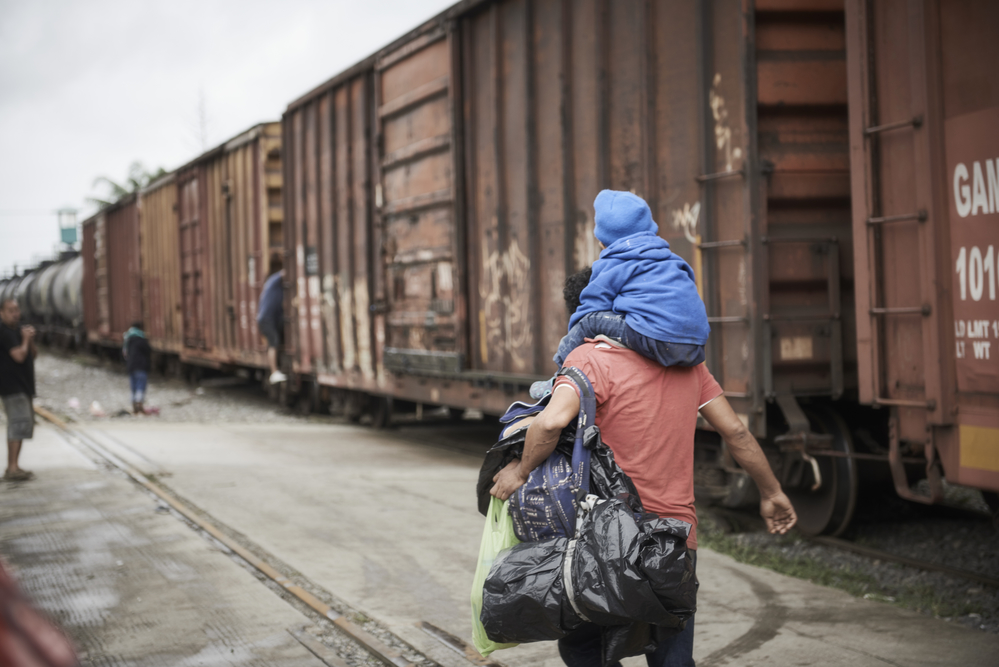 Un homme et son enfant cherchent à sauter dans un train en direction de la frontière américaine. Comme eux, un demi-million de personnes, majoritairement du Honduras, Guatemala et El Salvador traversent le Mexique chaque année malgré les risques posés par les groupes criminels qu’ils rencontrent sur le chemin.
