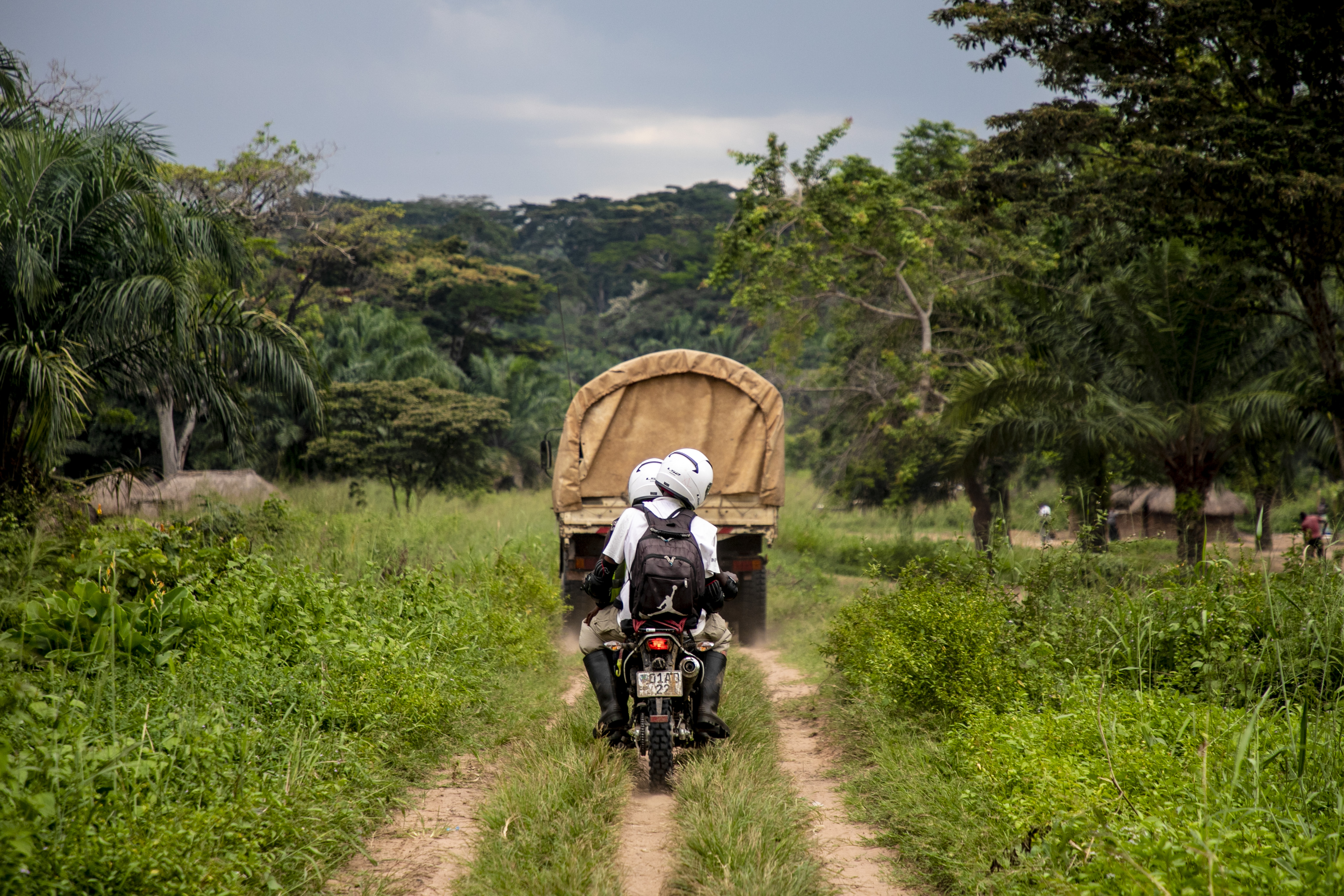 De bevoorrading gebeurt via trucks. Medewerkers op motoren kunnen ook in de verste uithoeken vaccins rondbrengen, hier in de gezondheidszone van Lunyeka © Pablo Garrigos, mei 2019.