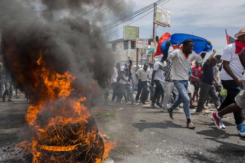  Depuis le 9 juin, les tensions se sont accrues et il y a eu presque quotidiennement des manifestations et des explosions de violence dans des villes comme Port-au-Prince, Les Cayes et les Gonaïves.