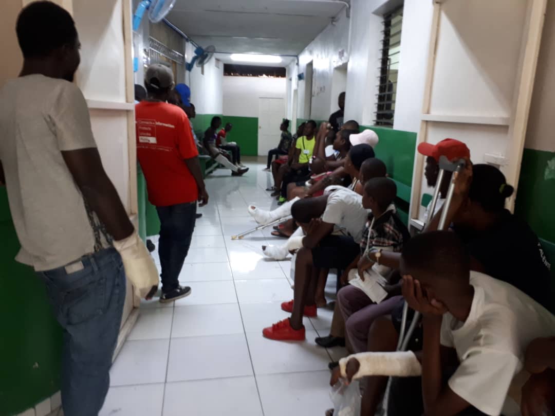 Een lange rij patiënten wacht op verzorging in het noodhulpcentrum in Martissant © Samira Loulidi/AZG, mei 2019.