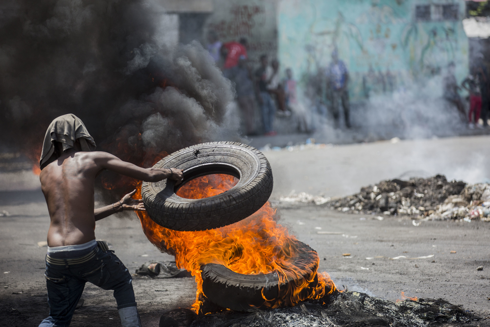 In de zomer van vorig jaar barstten in de grote steden van Haïti gewelddadige protesten uit. © Jeanty Junior Augustin, juni 2019.