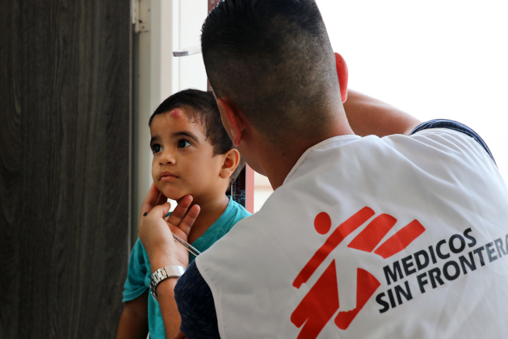 Un infirmier MSF soigne un enfant blessé à la tête