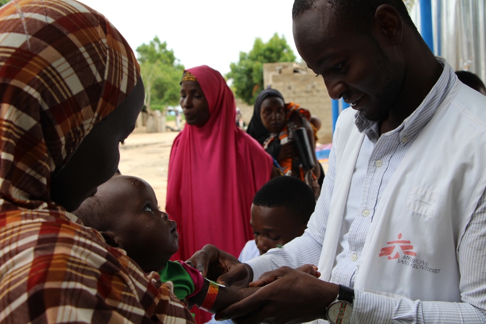 Maiduguri, la capitale de l'État de Borno, accueille environ un million de personnes déplacées de la région. Nombre d'entre eux vivent dans des camps installés de manière informelle, où les besoins essentiels tels que logement, nourriture, installations d'hygiène et soins de santé sont insuffisants et où la population vit dans des conditions très difficiles.