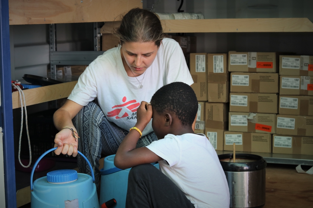 Dr. Stefanie avec un enfant sur le bateau