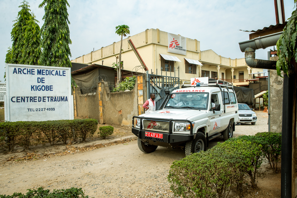 Voiture MSF devant le centre de traumatologie de MSF à Bujumbura