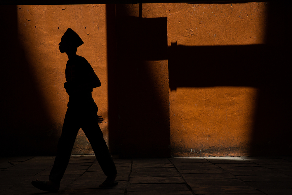 Silhouette d’un jeune homme Rohingya qui se rend à la mosquée pour la prière du vendredi.
