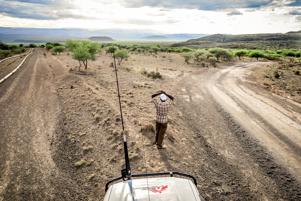 Un chauffeur MSF observe la route près de Baringo alors que les équipes font une visite pour évaluer les besoins dans la région suite à l’augmentation du nombre de cas de morsures de serpents, dont plusieurs avaient été fatales.