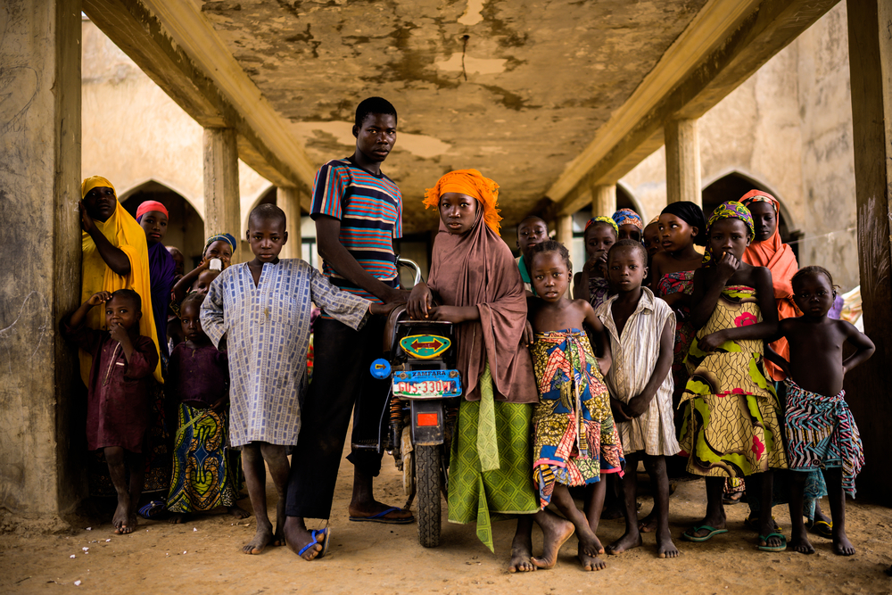 Les enfants de ces familles de déplacés vivent dans un ancien site de construction qui, il y a des années, était censé devenir le futur palais de l’émir de Anka. Depuis 2018, la situation sécuritaire s’est empirée dans l’état de Zamfara, au nord-ouest du Nigéria, où des criminels armés attaquent des villages locaux, forçant les gens à fuir.