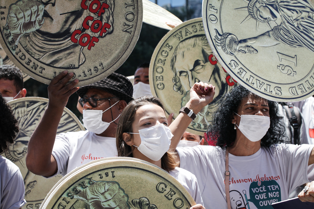 Des activistes organisent une manifestation devant les bureaux du géant pharmaceutique Johnson&Johnson pour demander une baisse du prix de la bédaquiline, un médicament clé contre la tuberculose.