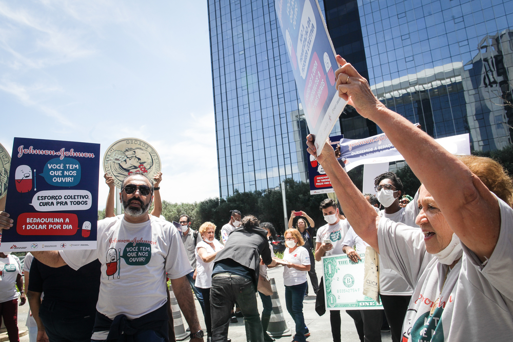 Onze protesten aan de kantoren van Johnson en Johnson gingen wereldwijd. Van Brussel en Johannesburg tot New York en Sao Paulo. © Julia Chequer, 2019