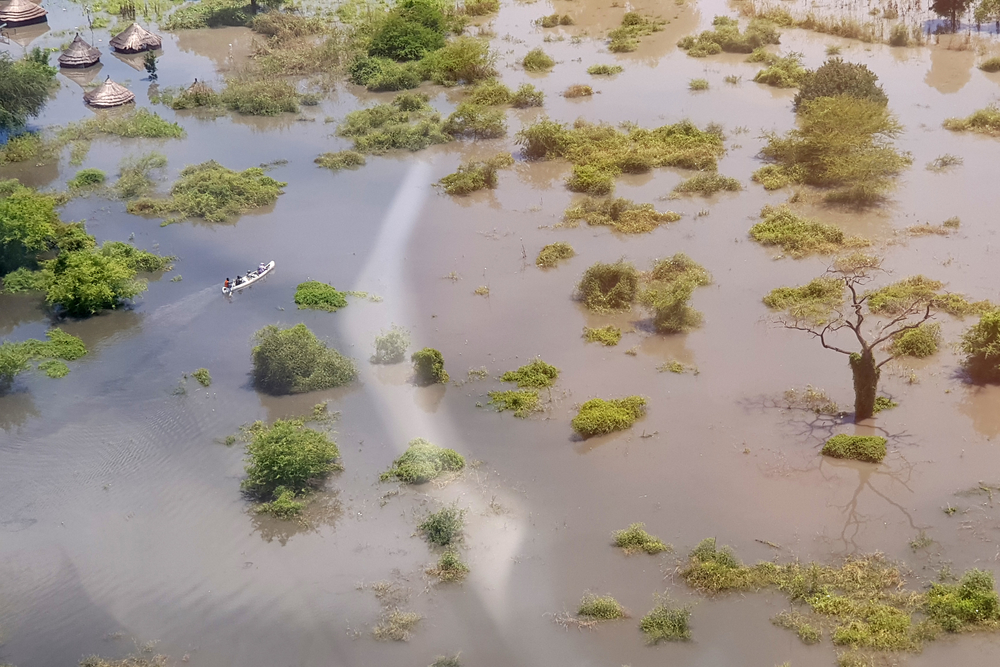 Een luchtfoto genomen tussen Gumuruk en Lekongole toont de ernst van de overstromingen. 