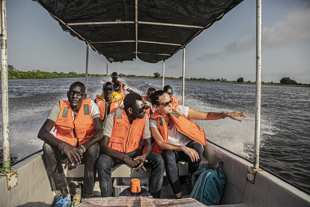 Equipe MSF sur un bateau