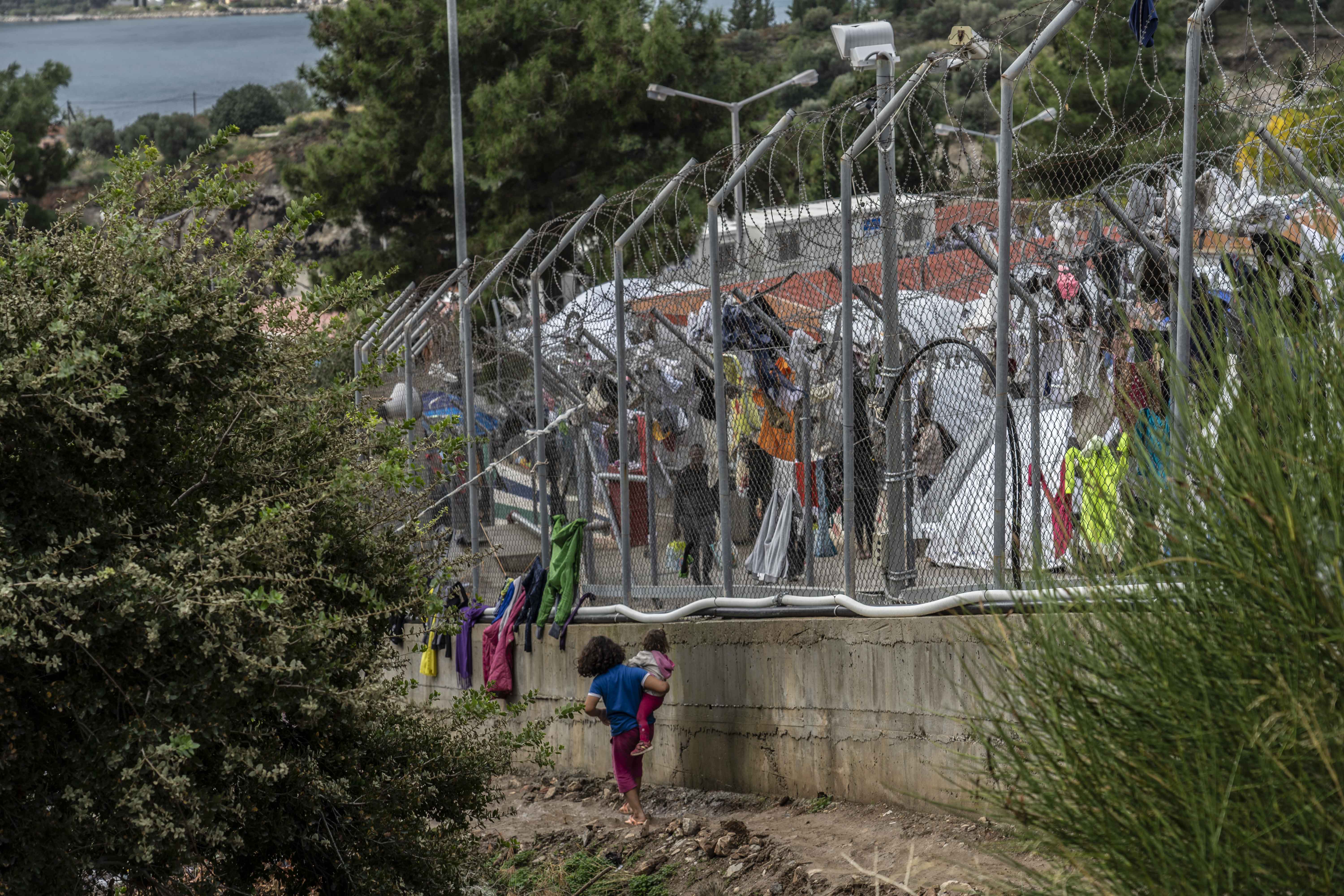 Ontoelaatbare levenscondities achter een gesloten hekken. Ook voor deze kinderen in het kamp Vathy op het Griekse eiland Samos is dat nog steeds de trieste realiteit.In november 2019 leefden in het kamp 7.300 mensen. Maar liefst 2.700 daarvan waren kinderen. 