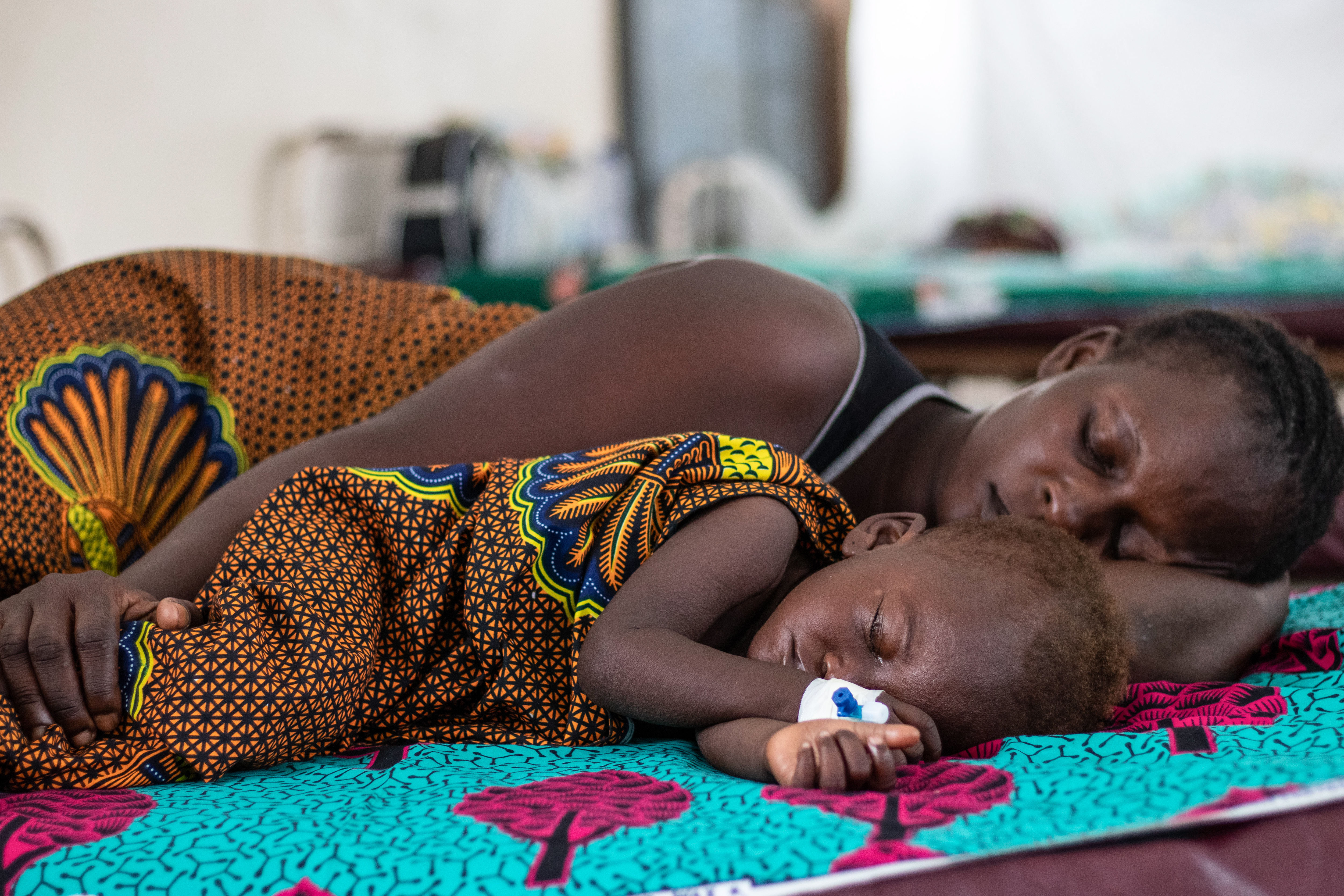 Lutumba was 14 maanden oud toen ze in december 2019 aankwam in het Muanda Measles Treatment Centre (MTC). Ze had koorts, hoest en diarree, de symptomen van mazelen. Ze blijft drie dagen onder observatie en ondergaat dan drie dagen een poliklinische behandeling voordat ze volledig genezen is. © Solen Mourlon/MSF, december 2019.