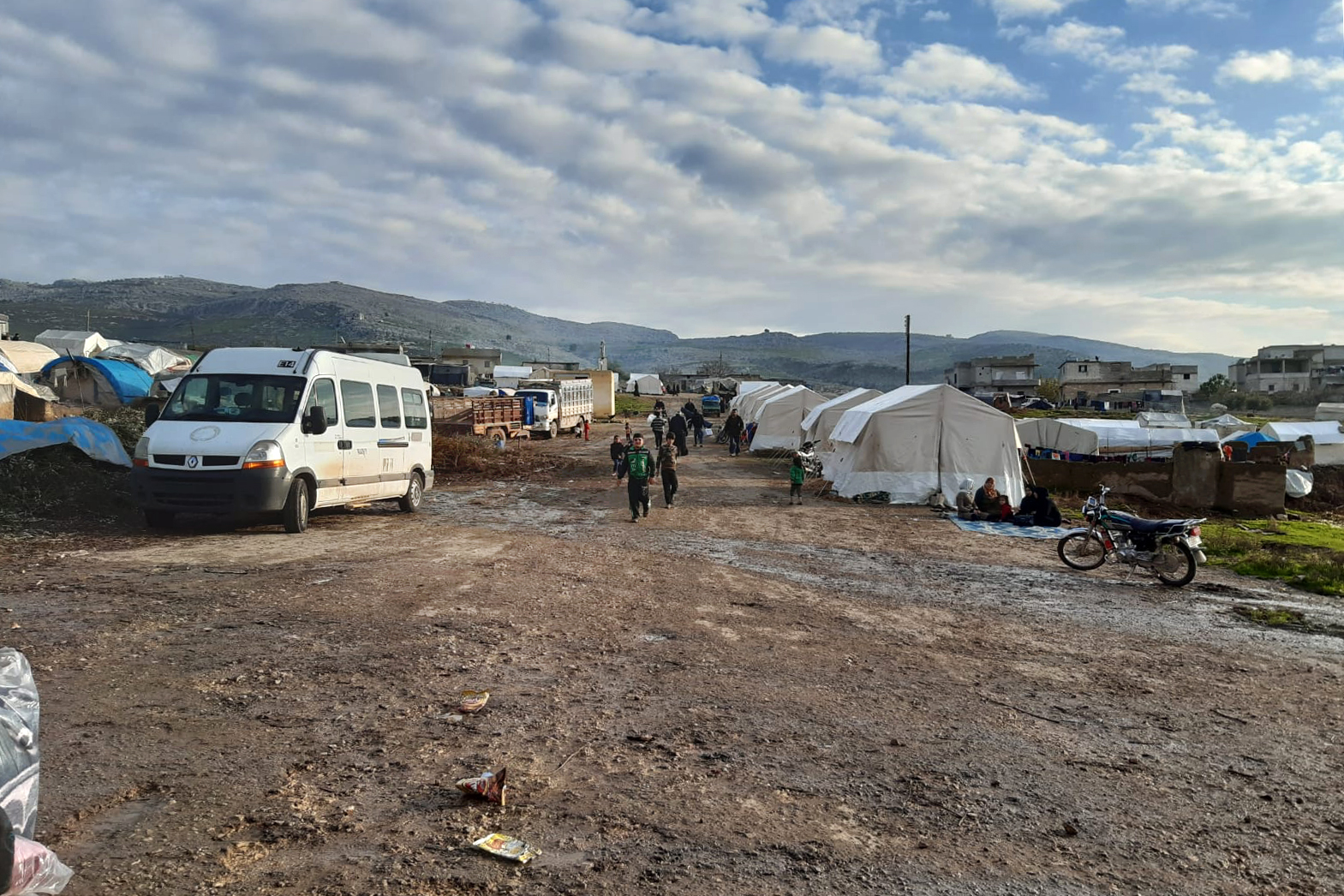 In het kamp van Jebel Harem in het noordweqsten van Syrië wonen zo'n 120 gezinnen, op de vlucht voor het militair1 offensief van de Syrusche regering. © AZG, januari 2020.