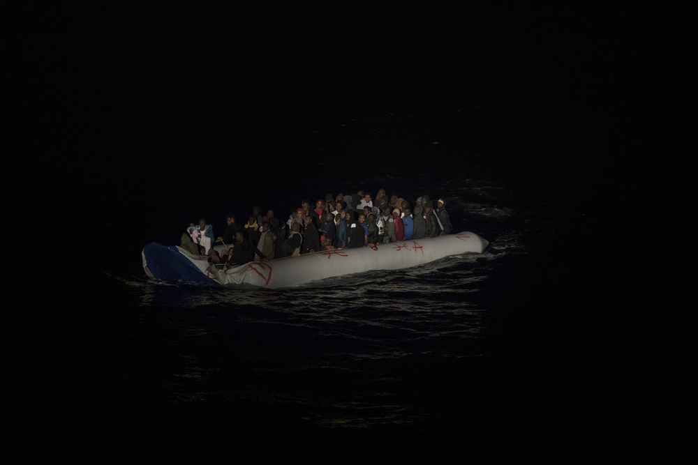 De reddingswerkers komen aan bij de lekkende boot, waarop 112 mensen zitten. Op de foto is duidelijk te zien dat de boeg het niet lang meer zou volgehouden hebben. © Johan Persson, december 2019.