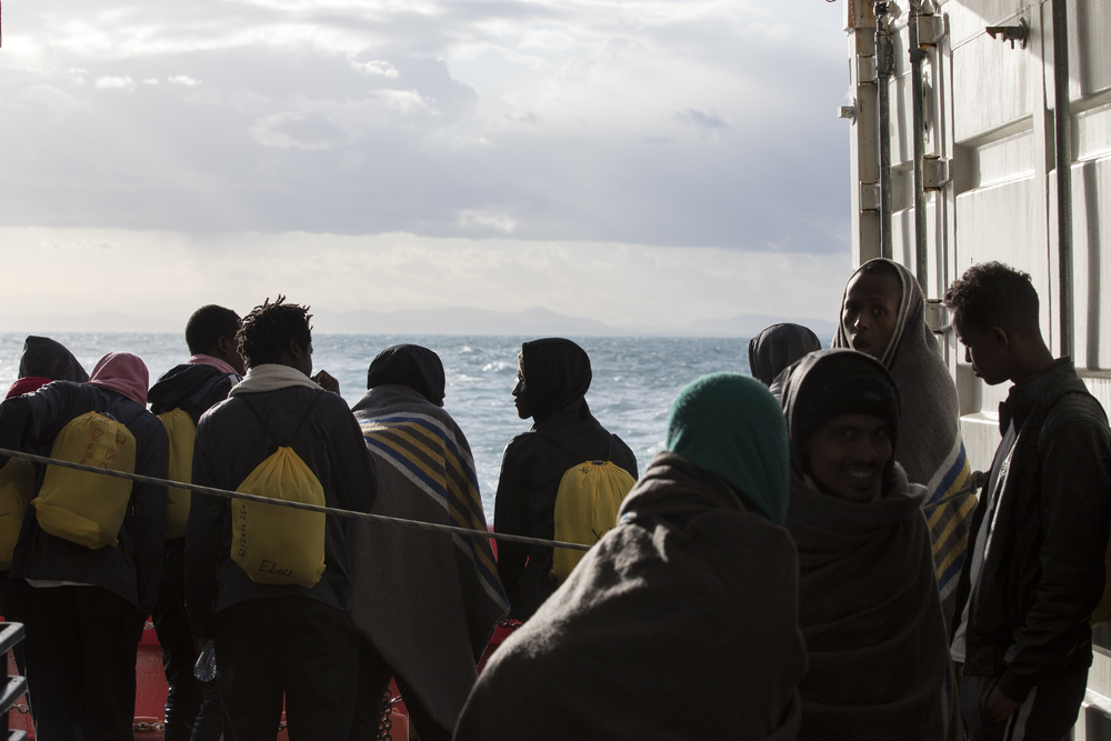 Met De Ocean Viking zet koers naar Taranto, waar 162 mensen veilig aan land mogen.