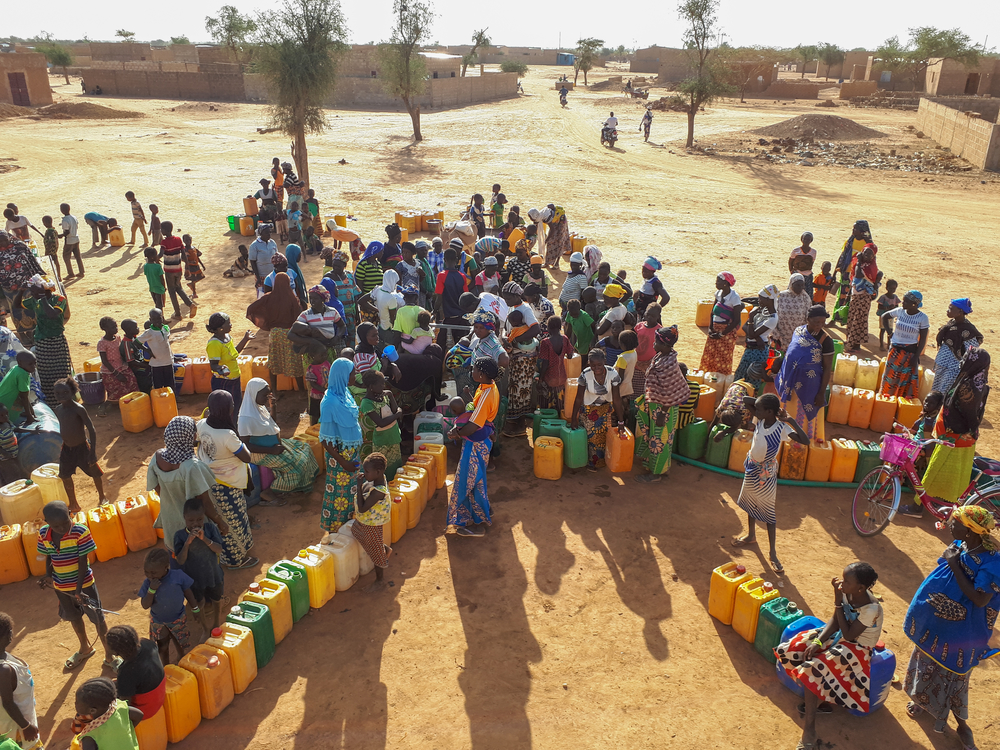 Waterdistributie in Djibo. Het terrein was nog niet geïnstalleerd, maar omdat de bevolking dringend water nodig had, hebben de AZG-teams de distributie vanuit de vrachtwagen verricht. 