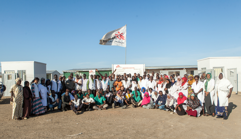 Het voltallige personeel poseert trots voor het gloednieuwe ziekenhuis van Al Kashafa. ©  