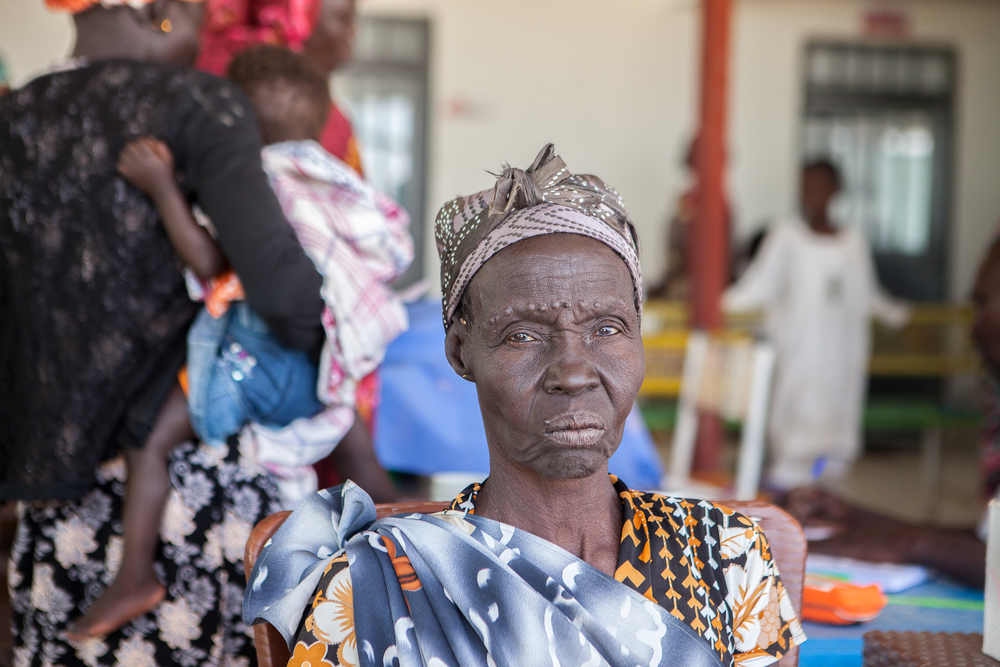 Een Zuid-Soedanese vrouw wacht op een consultatie in het nieuwe ziekenhuis