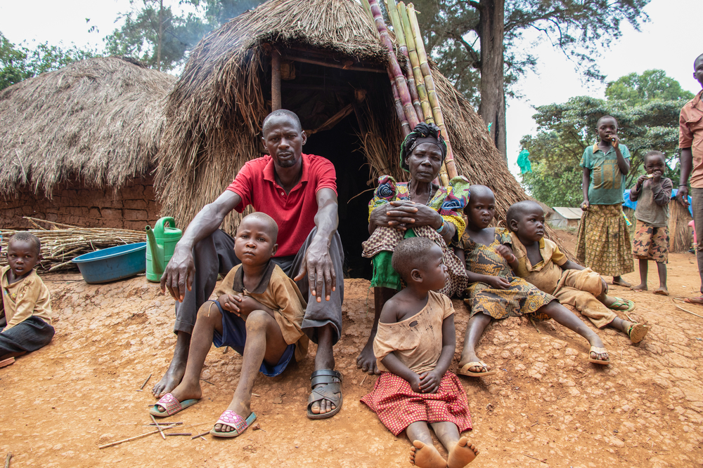 Yvonne met haar zoon en haar 6 kleinkinderen in het kamp van Tse Lowi. © Solen Mourlon, januari 2020.