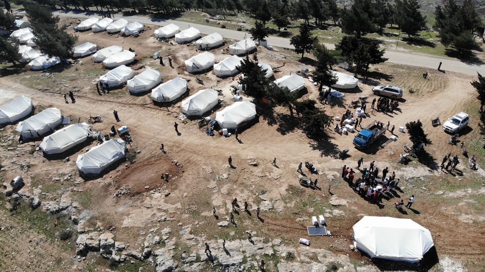 Une équipe MSF distribue du matériel de chauffage dans un camp de personnes déplacées du nord-ouest de la Syrie. ©MSF, mars 2020.