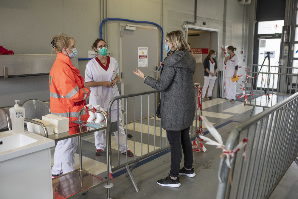 In het ziekenhuis CHU Ambroise Paré in Bergen overleggen we met het personeel hoe de patiëntenstroom op de spoeddienst het best kan worden aangepakt. 