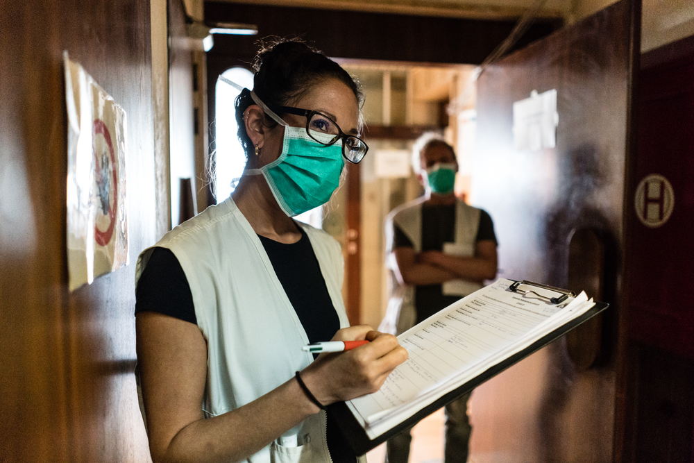 Leah maakt deel uit van het mobiele team dat advies geeft in infectiepreventie en -controle aan verschillende opvangcentra voor daklozen en migranten. 
