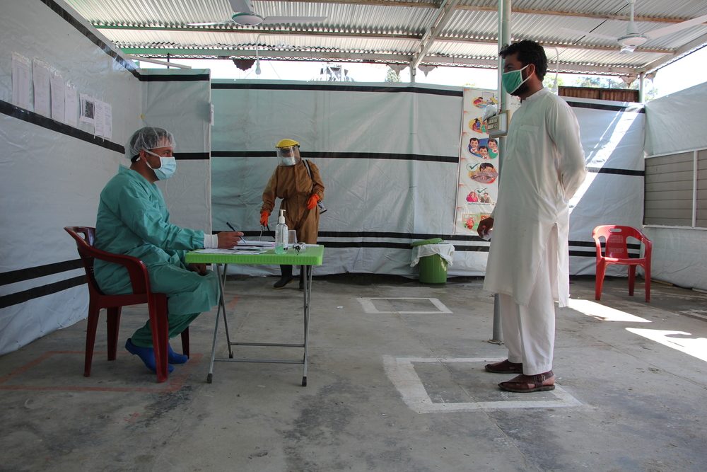 Een man op consultatie bij ons team in Timergara, Pakistan