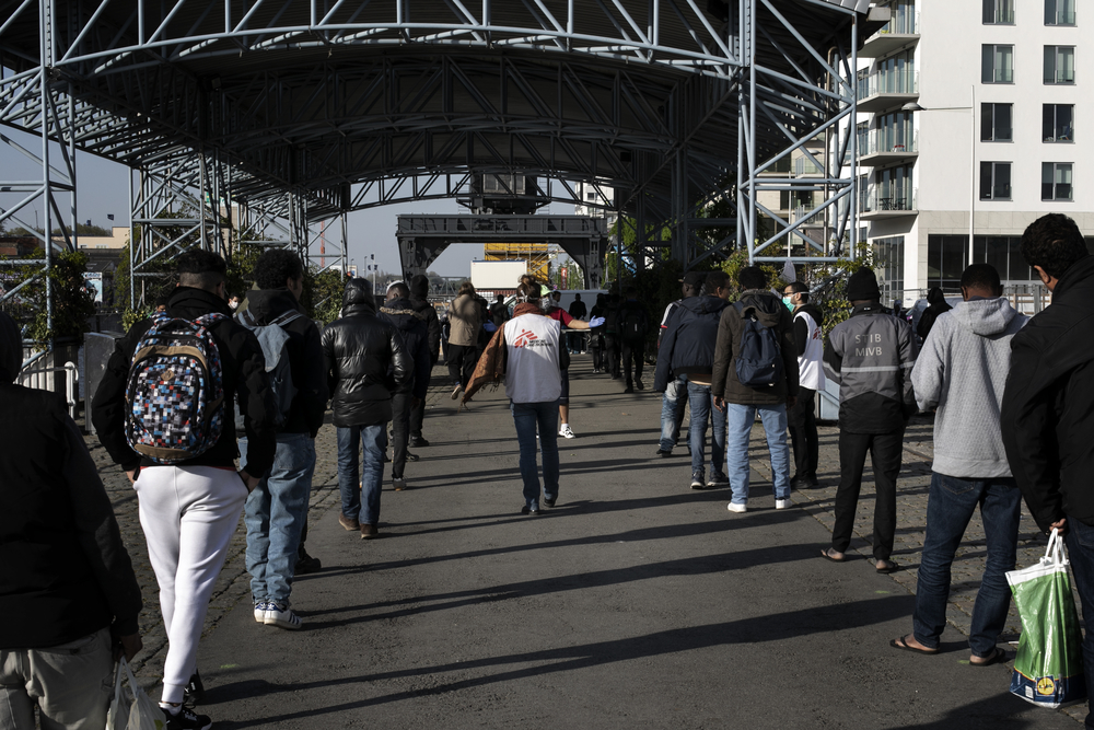 Près de 300 personnes - sans-abri, migrantes et/ou demandeuses d’asile – présentes lors d’une distribution de nourriture et de kits d'hygiène soutenue par MSF, la Croix Rouge et Plateforme Citoyenne de Soutien aux Réfugiés. © Albert Masias, avril 2020.