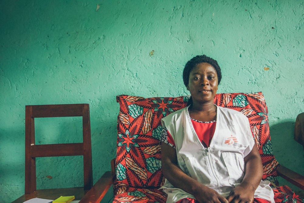 Ceci n'est pas une photo d'Asha, qui souhaite rester anonyme ; cette image d'archive est uniquement destinée à des fins d'illustration. Louise est une infirmière dans notre projet de santé sexuelle et reproductive à Kigulube, en RDC. Elle était le premier point de contact pour les femmes de la région en matière de soins d'avortement sûrs. Dans de nombreux pays où MSF travaille, l'avortement est un sujet tabou dans la communauté. © Davide Scalenghe