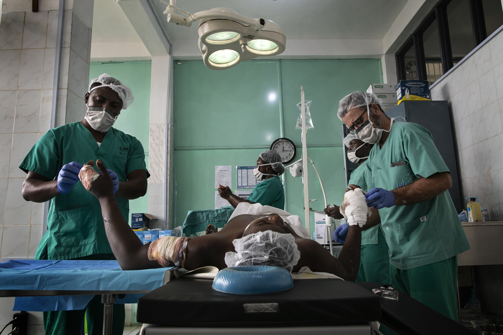 Artsen van AzG verzorgen Paul*, die op de weg werd aangevallen door gewapende mannen die hem martelden en vijf keer schoten. Hij overleefde zijn verwondingen en wordt behandeld in het St Mary-ziekenhuis in Bamenda, Noordwest-Kameroen.