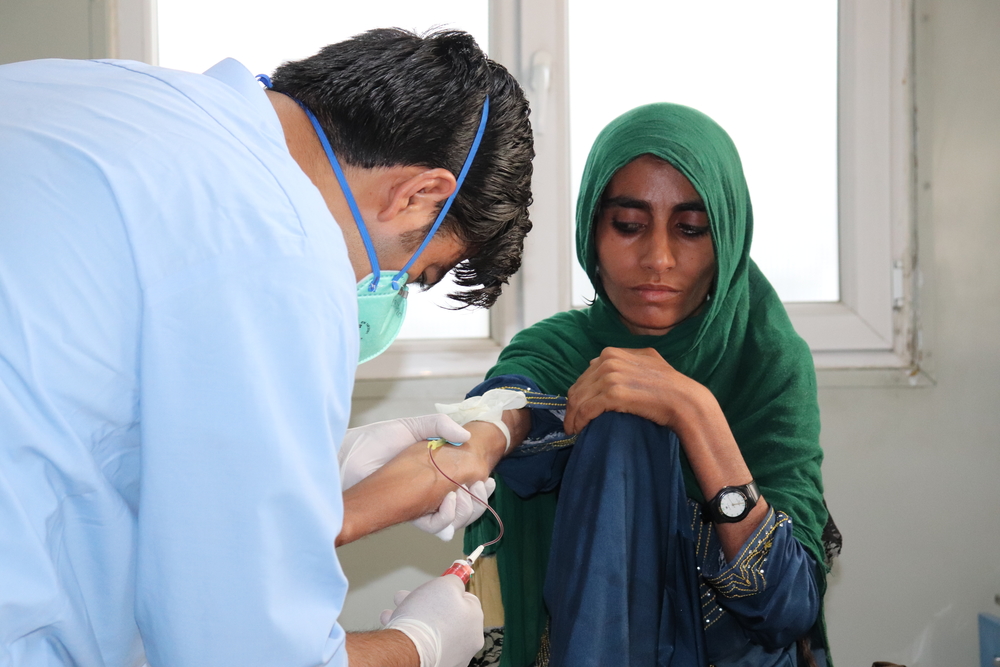 Badro Noor Mohammad is moeder van vijf kinderen en wordt samen met haar 7-jarige dochter Zainabo behandeld voor multiresistente tuberculose in ons behandelingscentrum in Kandahar. © Laura Mc Andrew