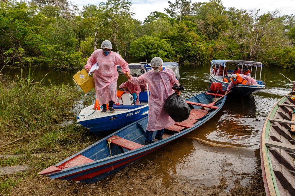 Dans la forêt Amazonas au Brésil, certaines communautés sont plus facilement accessibles par bateau. Une équipe combinée d'agents de santé locaux et de MSF déballe son équipement et effectue un dépistage de routine de maison en maison.